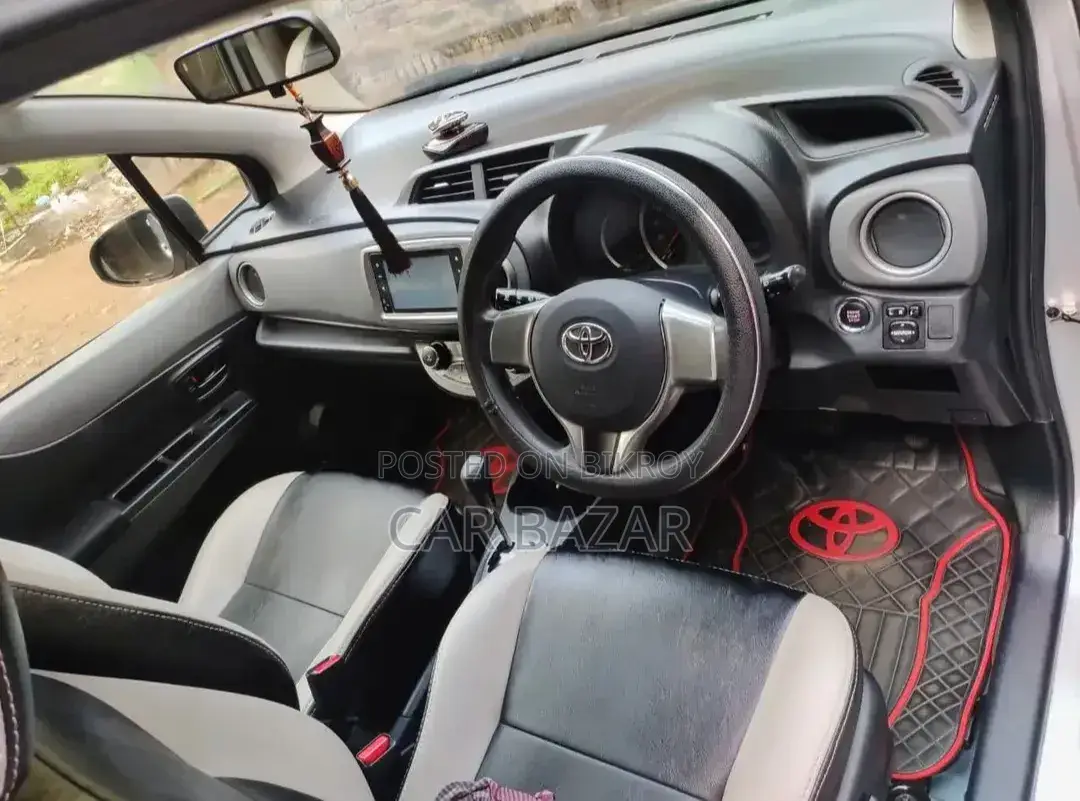 Toyota Vitz 2011 Silver