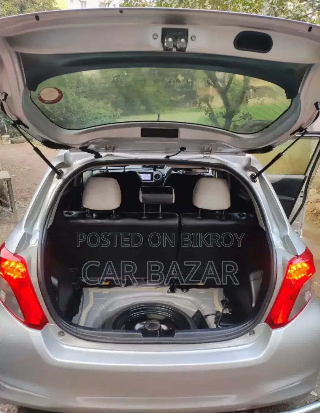 Toyota Vitz 2011 Silver