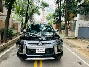 মিতসুবিশি এল২০০ ২০২২ কালো