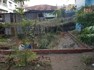 শহরের প্রাণকেন্দ্র সদরোডের কাছে, নাজিরা পোলের সামনে বর্মন রোডে জমি