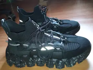Premium Sneakers Fresh Condition – Best Deal