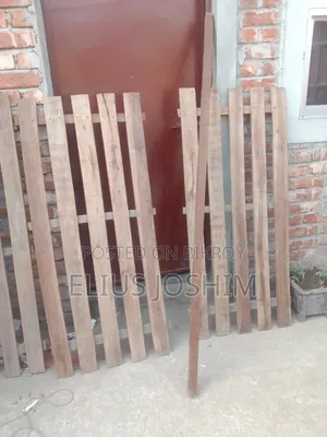 মেহগনি কাঠের খুব ভালো মানের একটি কাঠ