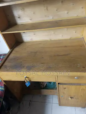 একটি সুন্দর পড়ার টেবিল কাপড়-চোপড় রাখারও তাক আছে প্রয়োজনীয় জিনিস