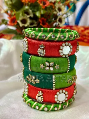 সুন্দর হাতে তৈরি চুড়ির সেট