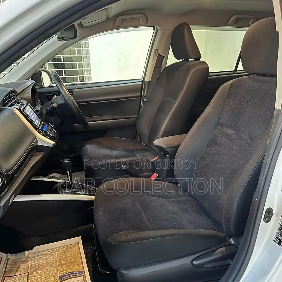 Toyota Fielder Ex Hybrid Silver 2021