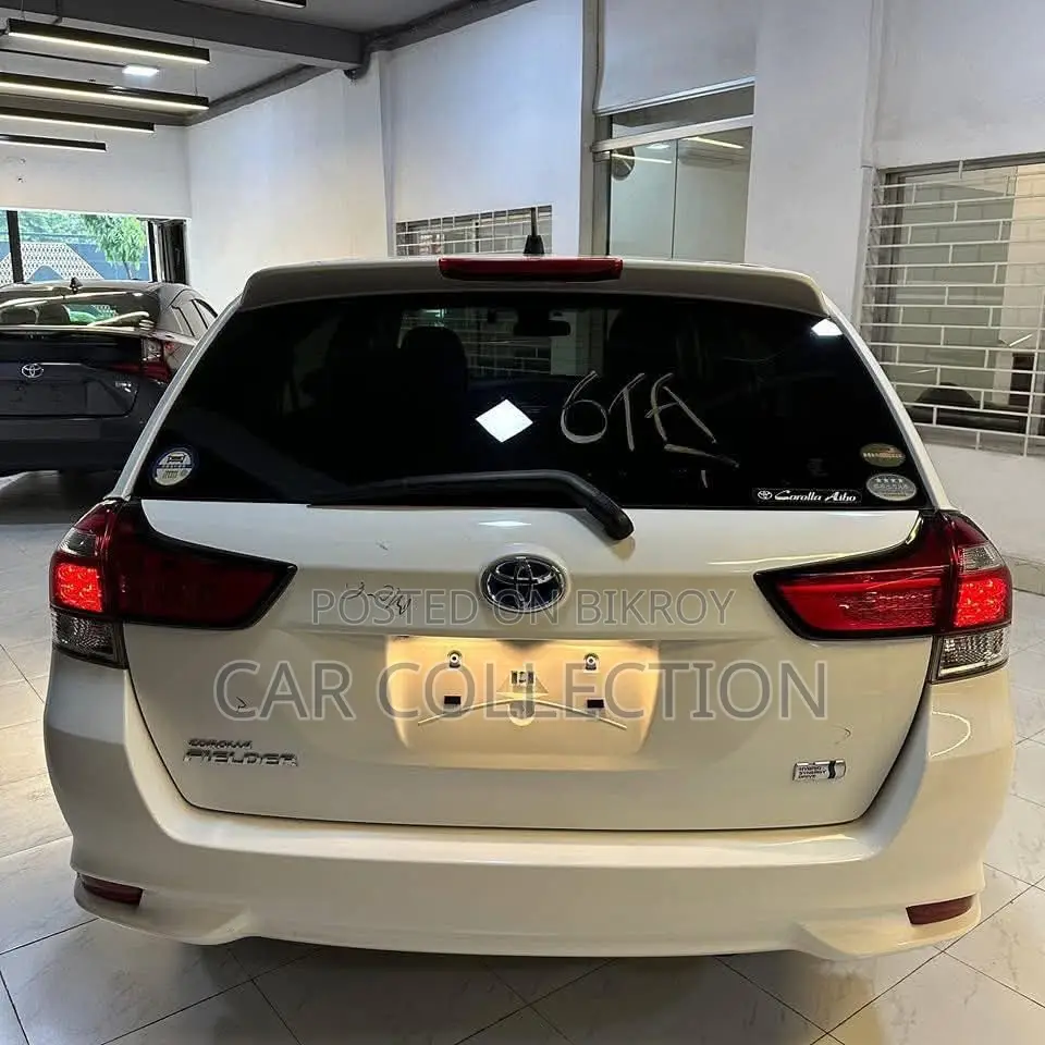 Toyota Fielder Ex Hybrid Silver 2021