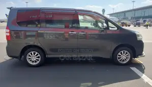 Toyota Noah Si GRADE PUSH 2012