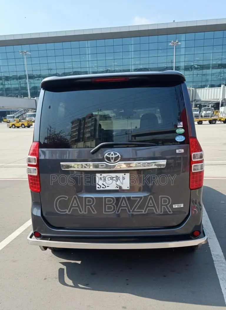 Toyota Noah Si GRADE PUSH 2012