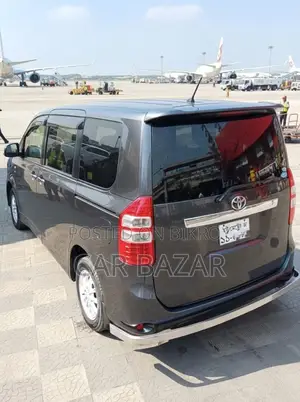 Toyota Noah Si GRADE PUSH 2012