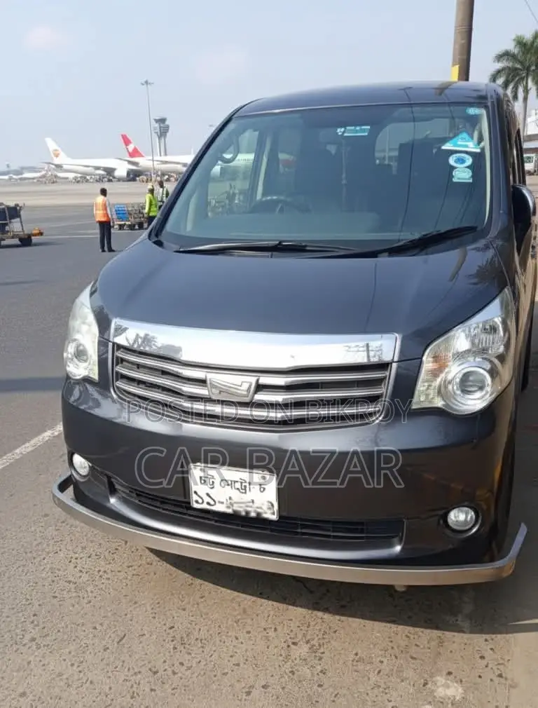 Toyota Noah Si GRADE PUSH 2012