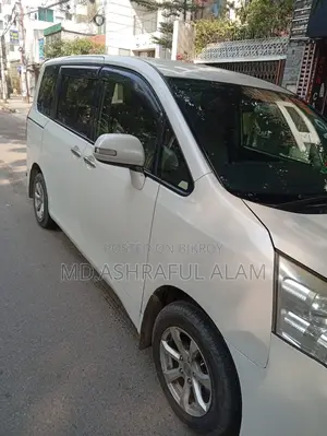 Toyota Noah (X SMART) 2012
