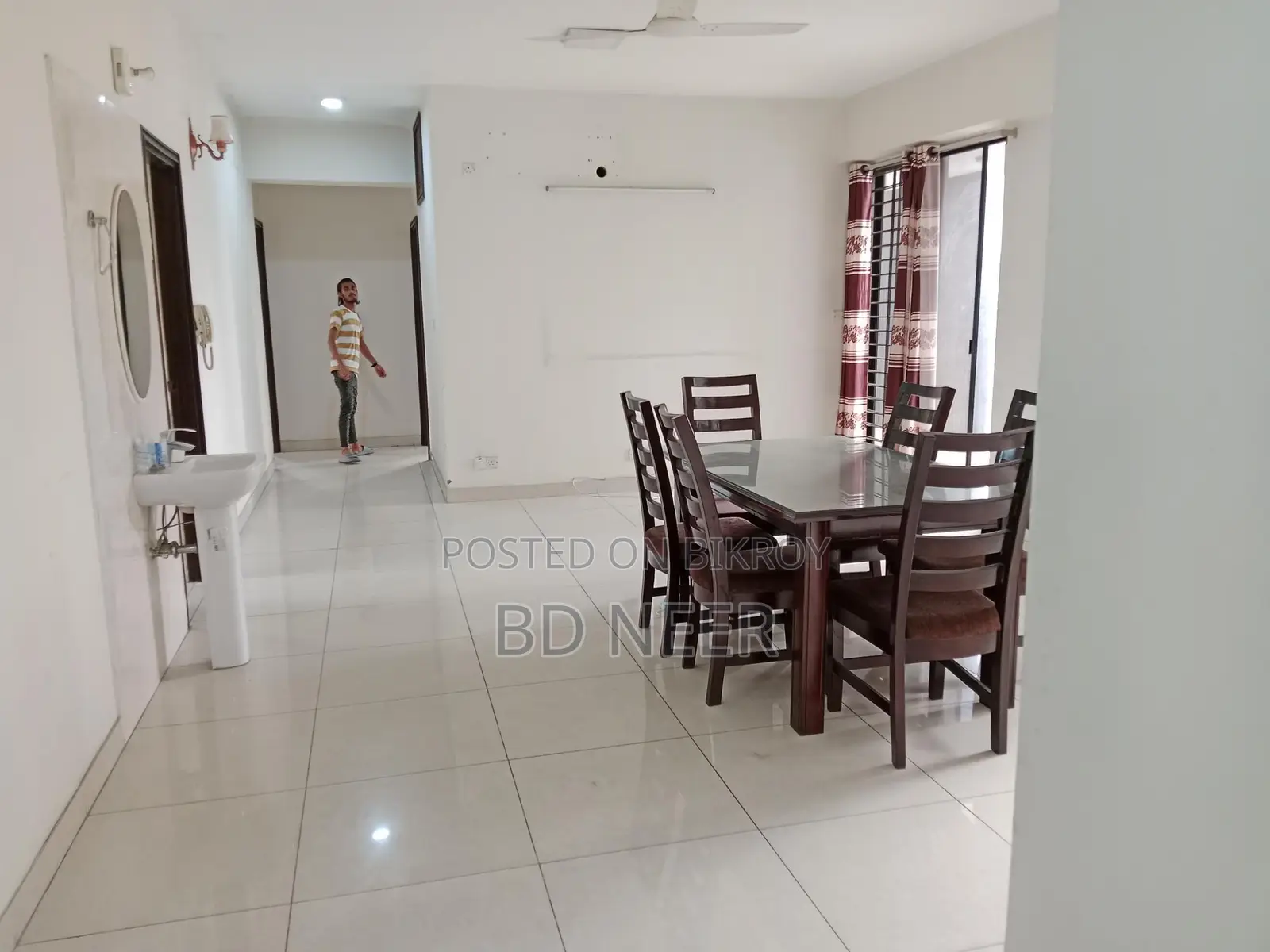 So good semi furnish 3 Bed room apt available in banani North