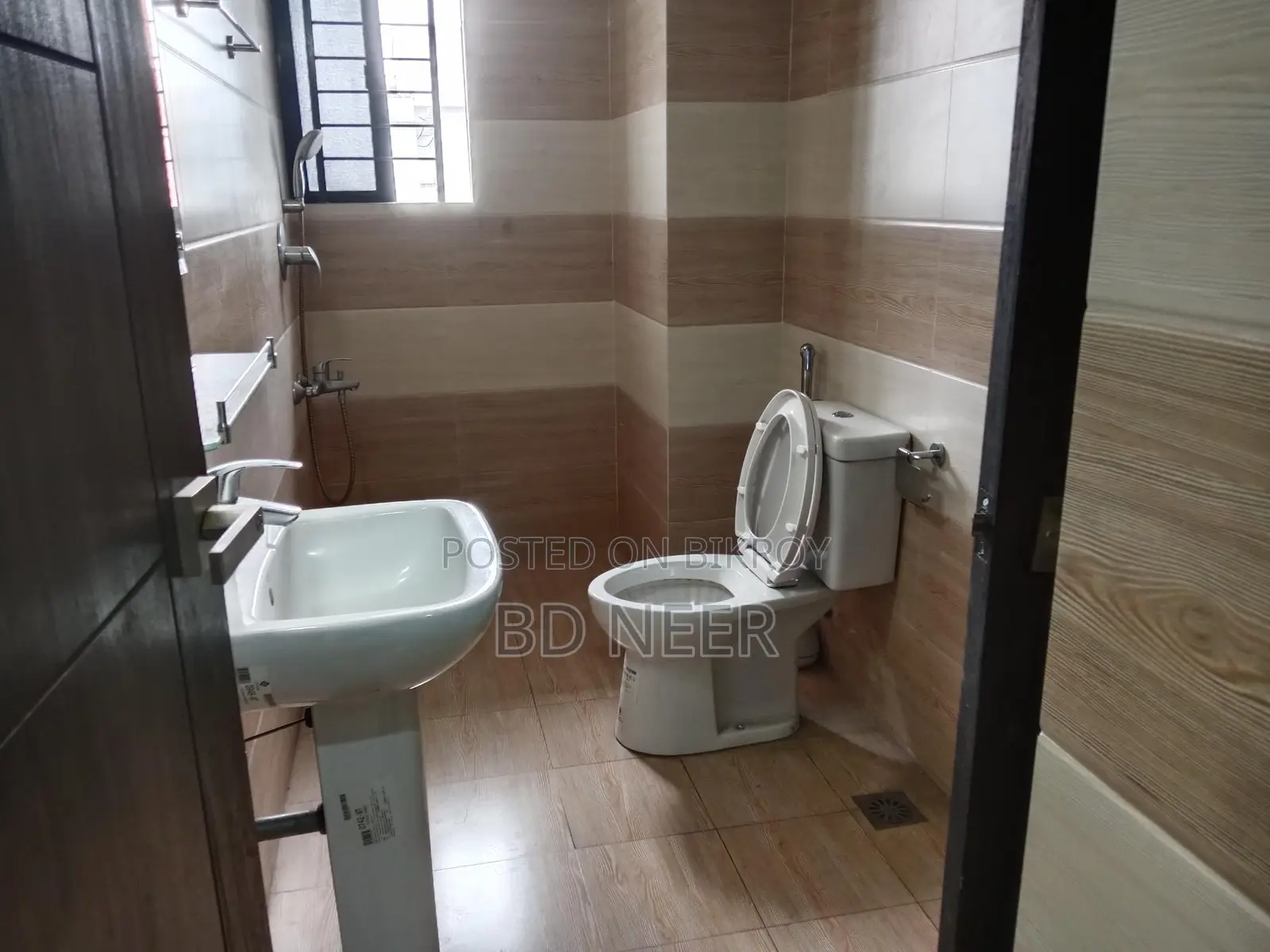 So good semi furnish 3 Bed room apt available in banani North