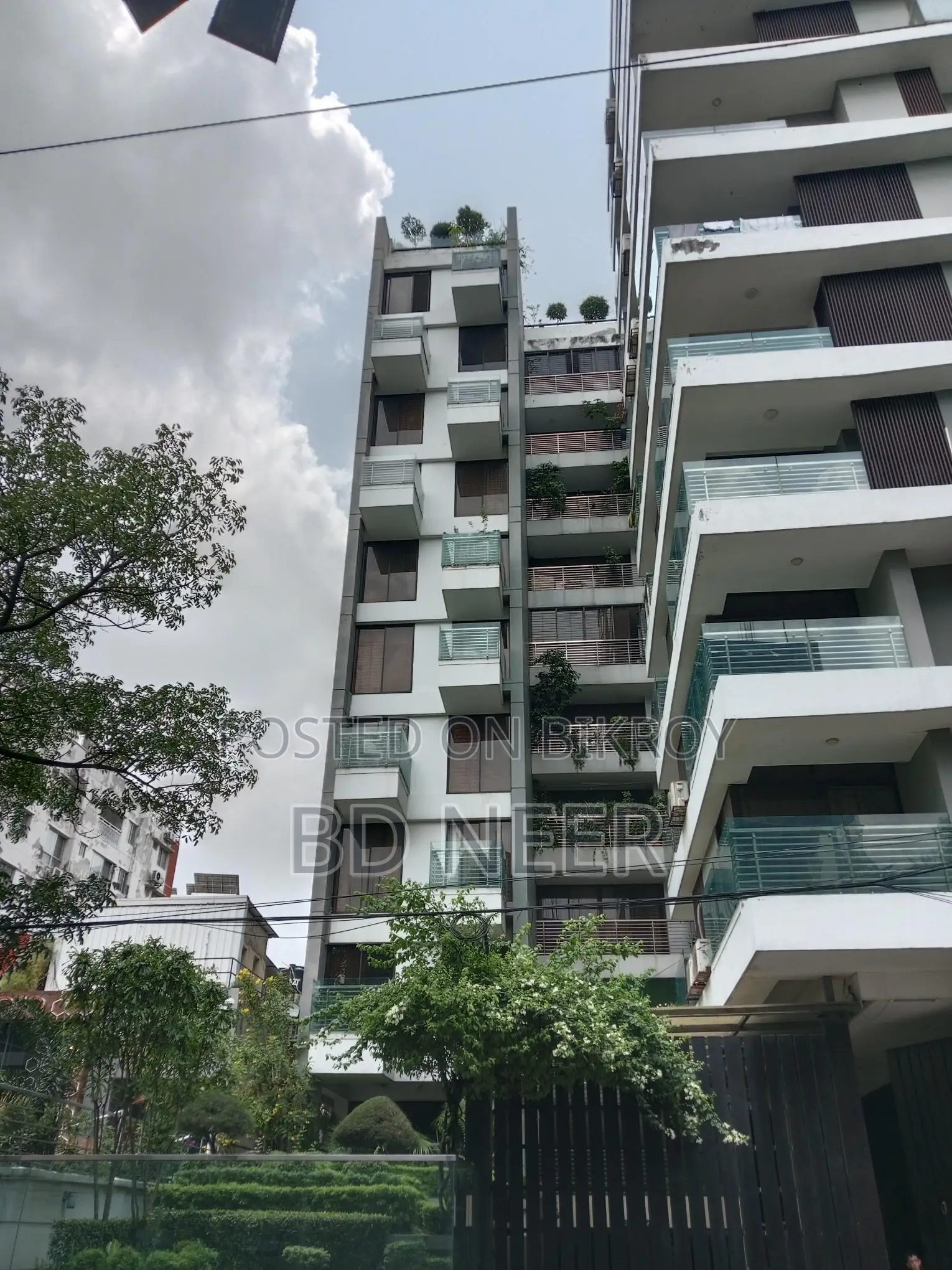 So good semi furnish 3 Bed room apt available in banani North
