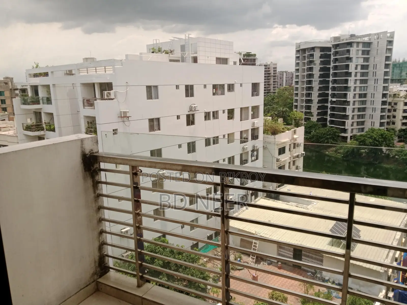 So good semi furnish 3 Bed room apt available in banani North
