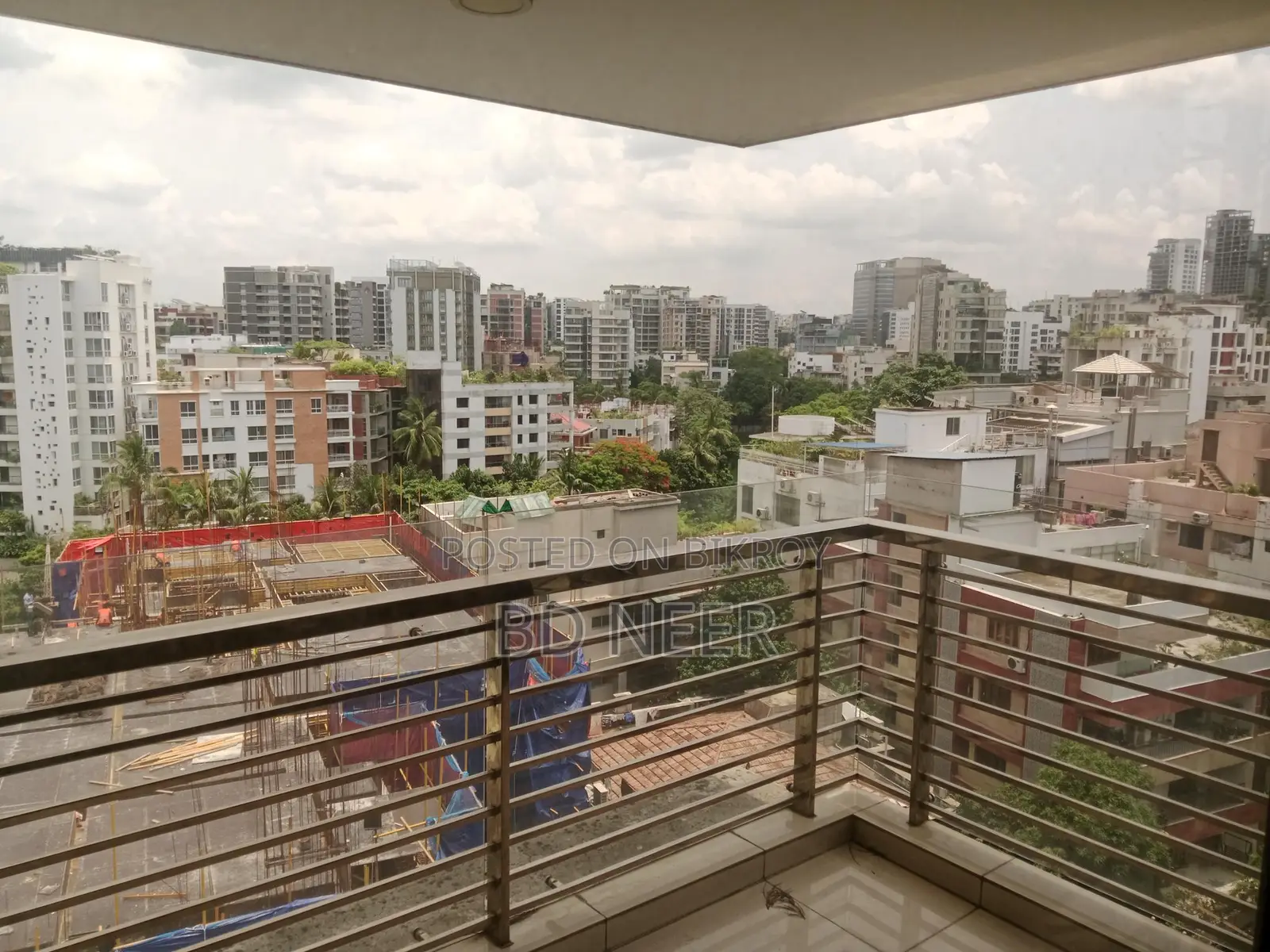 So good semi furnish 3 Bed room apt available in banani North