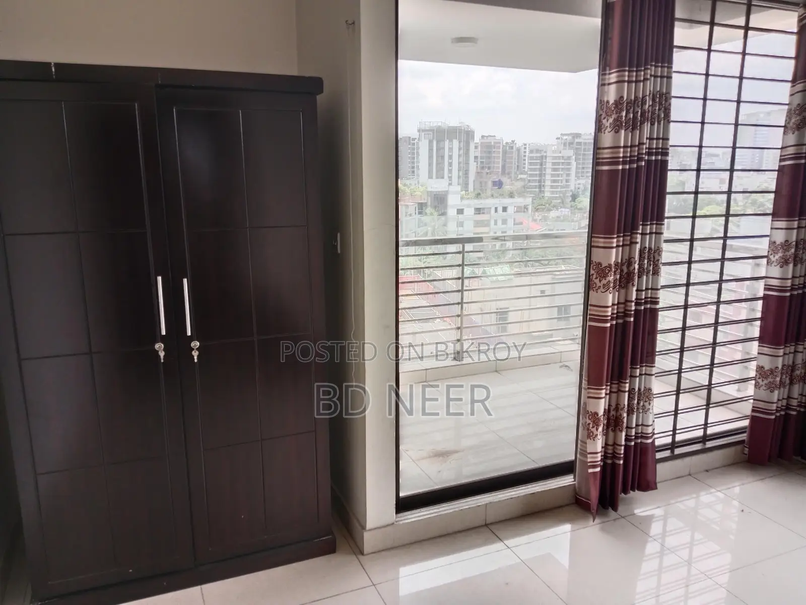 So good semi furnish 3 Bed room apt available in banani North