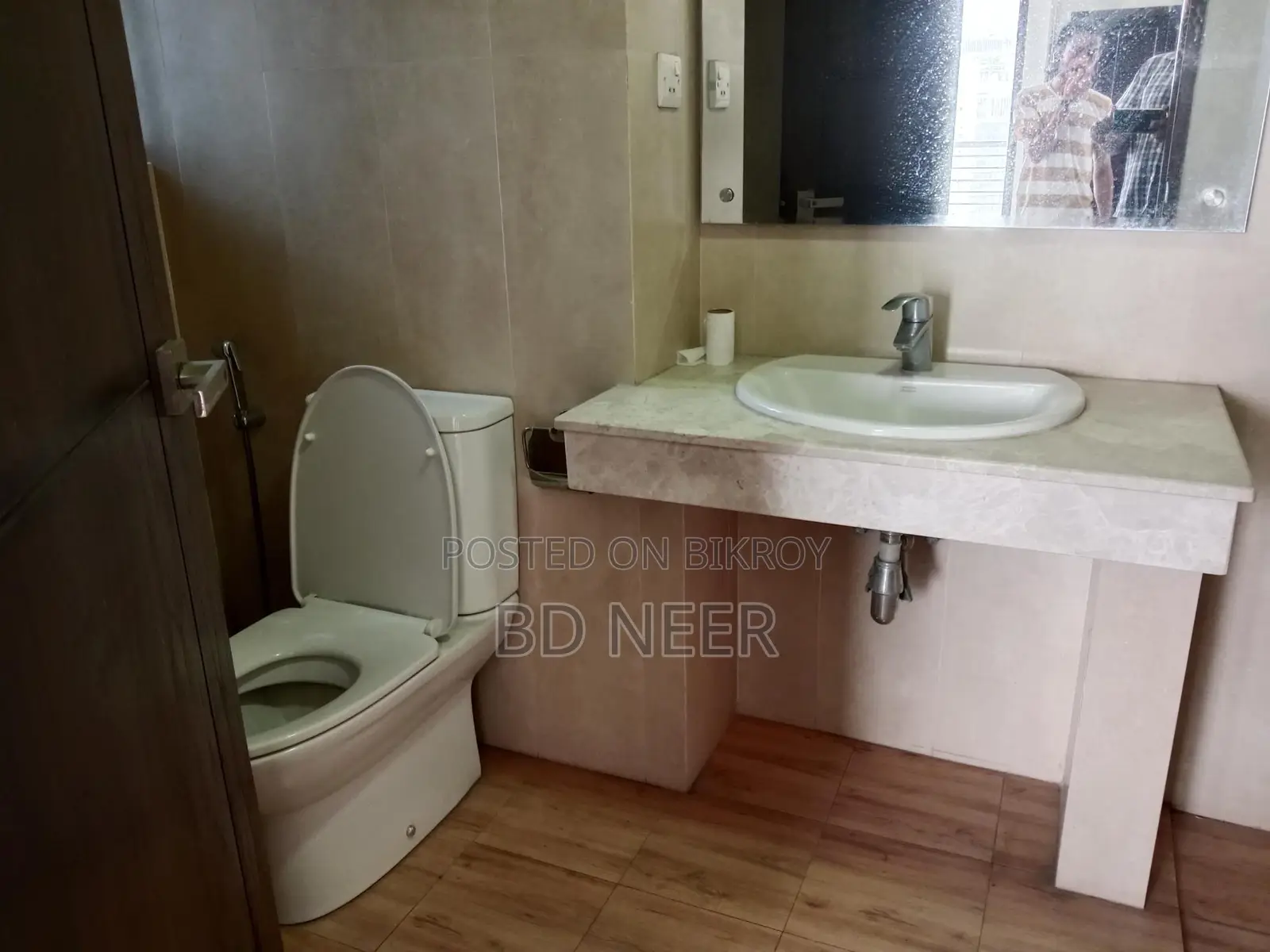 So good semi furnish 3 Bed room apt available in banani North
