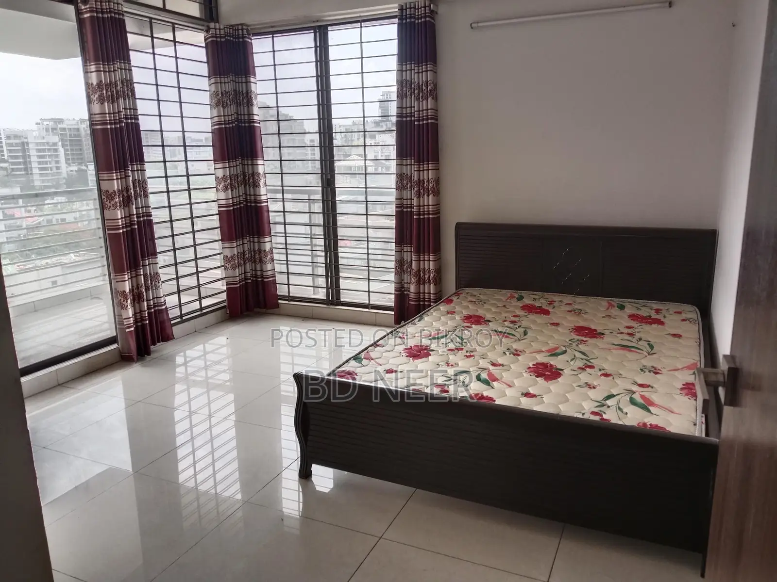 So good semi furnish 3 Bed room apt available in banani North
