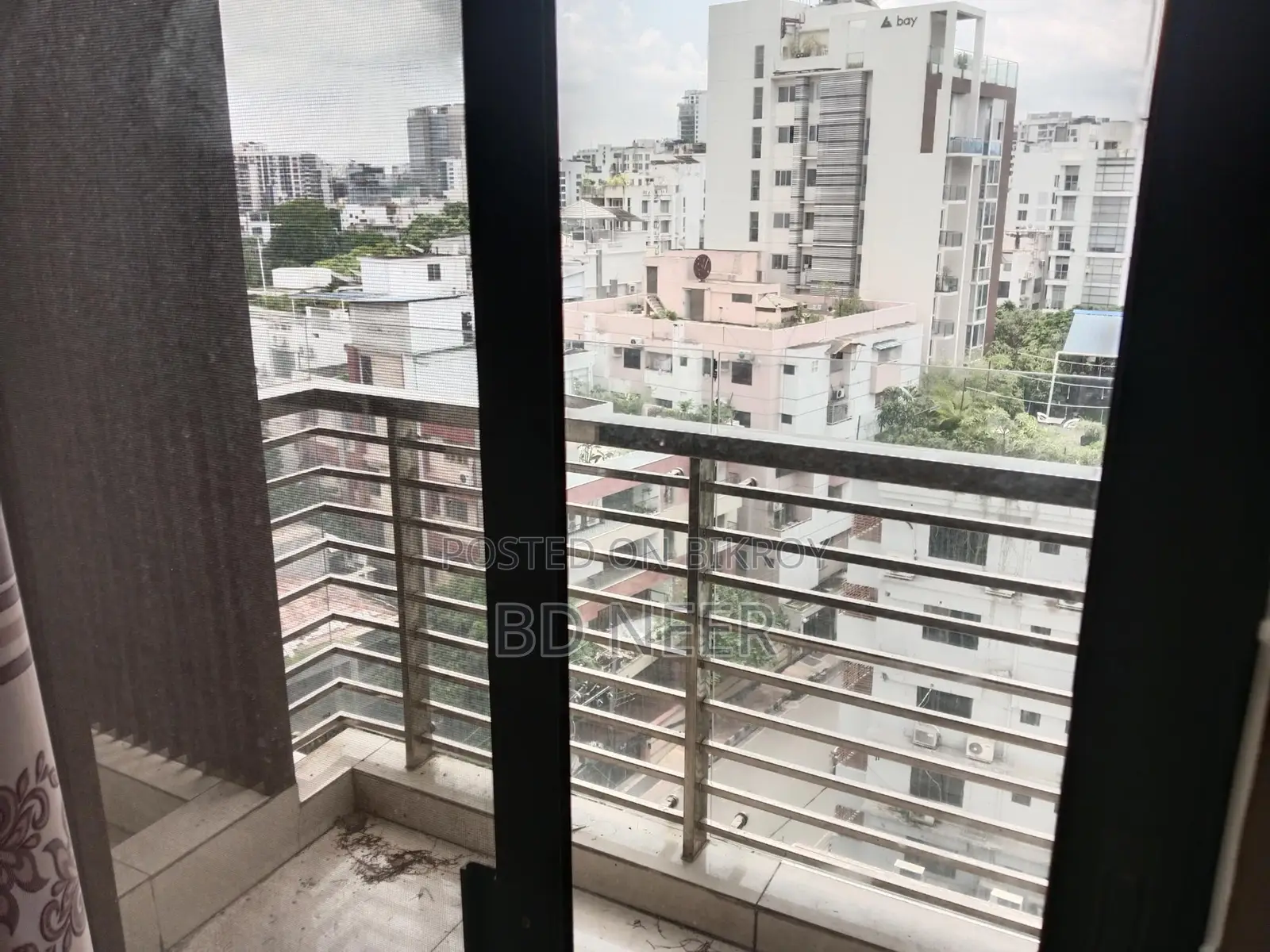 So good semi furnish 3 Bed room apt available in banani North