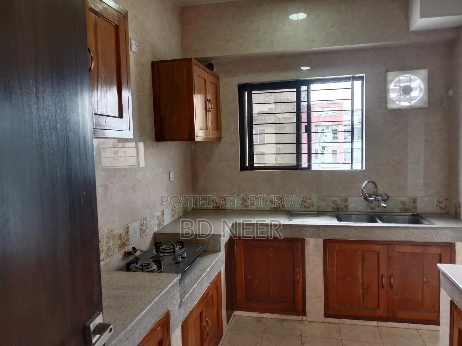 So good semi furnish 3 Bed room apt available in banani North