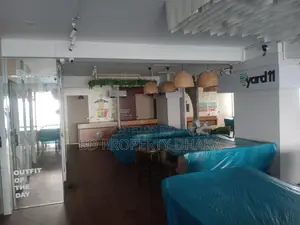 2800 sq ft Commercial Space with Decorations Available