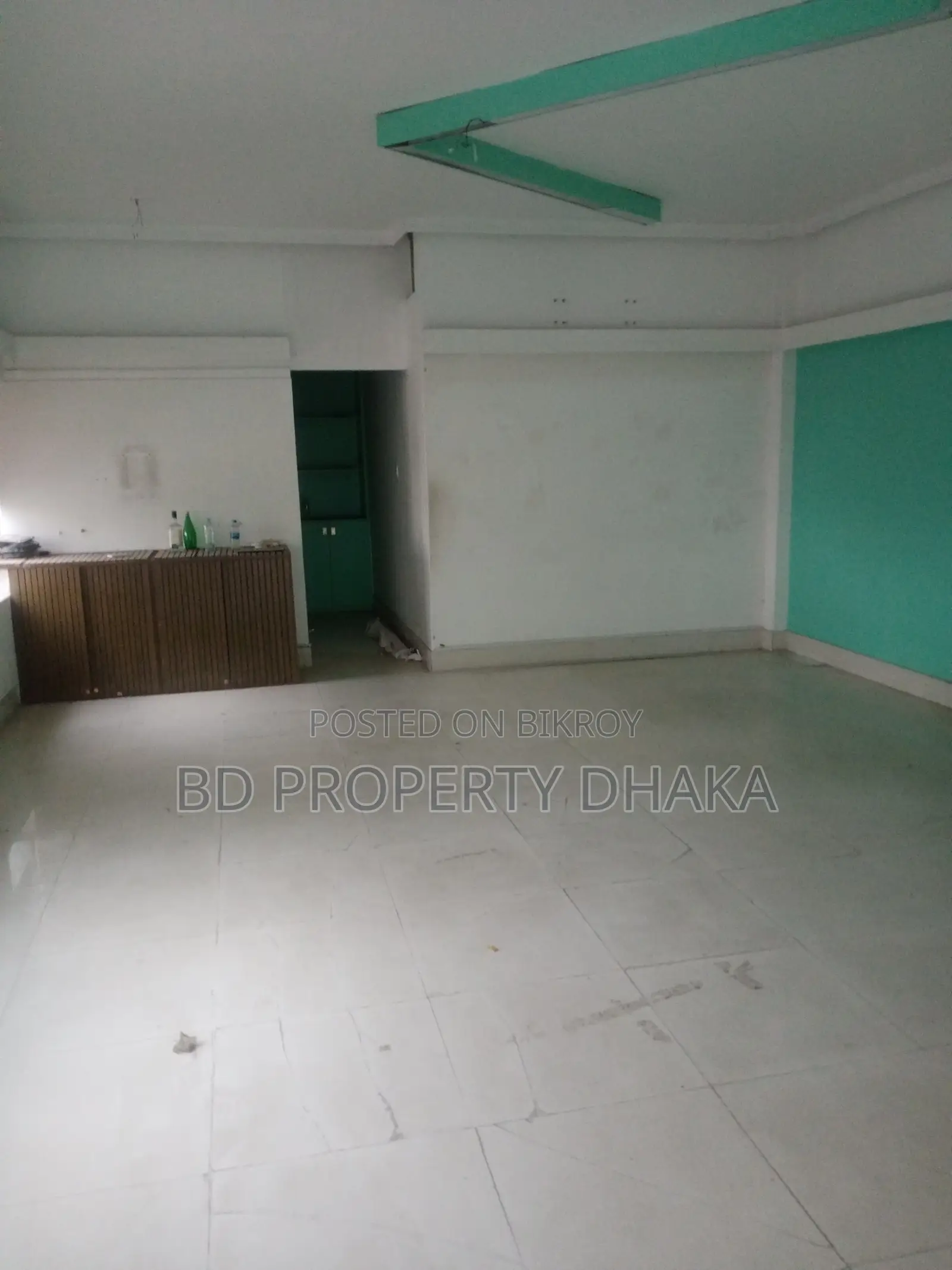 2800 sq ft Commercial Space with Decorations Available