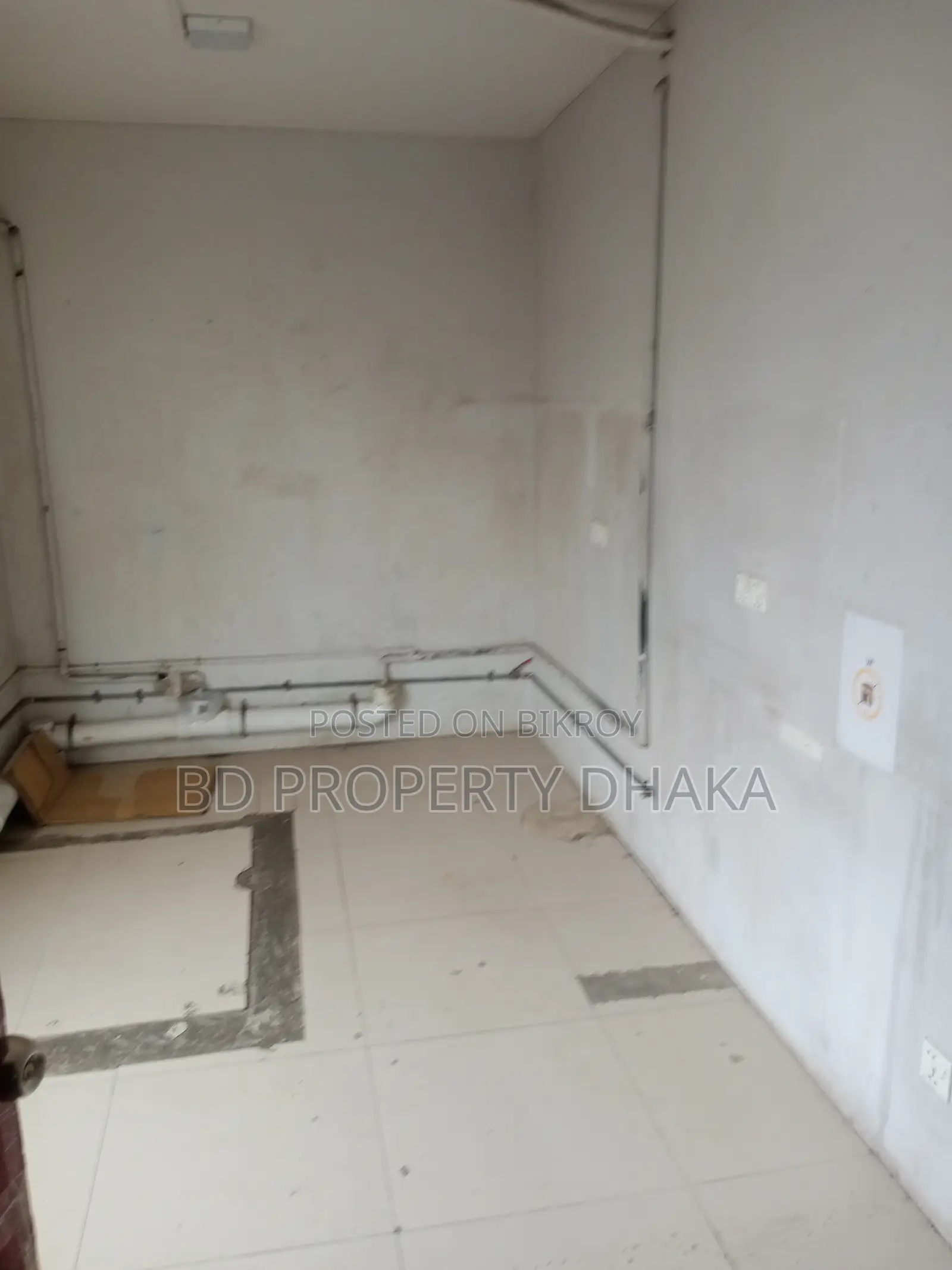 2800 sq ft Commercial Space with Decorations Available