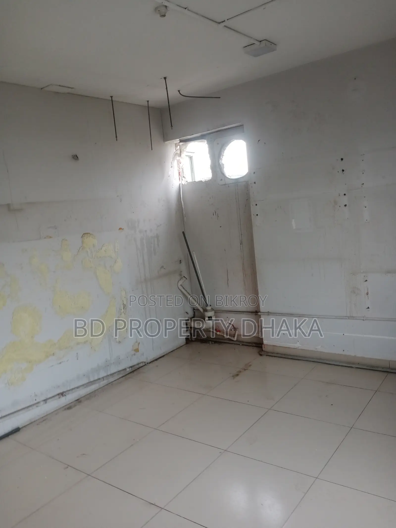 2800 sq ft Commercial Space with Decorations Available