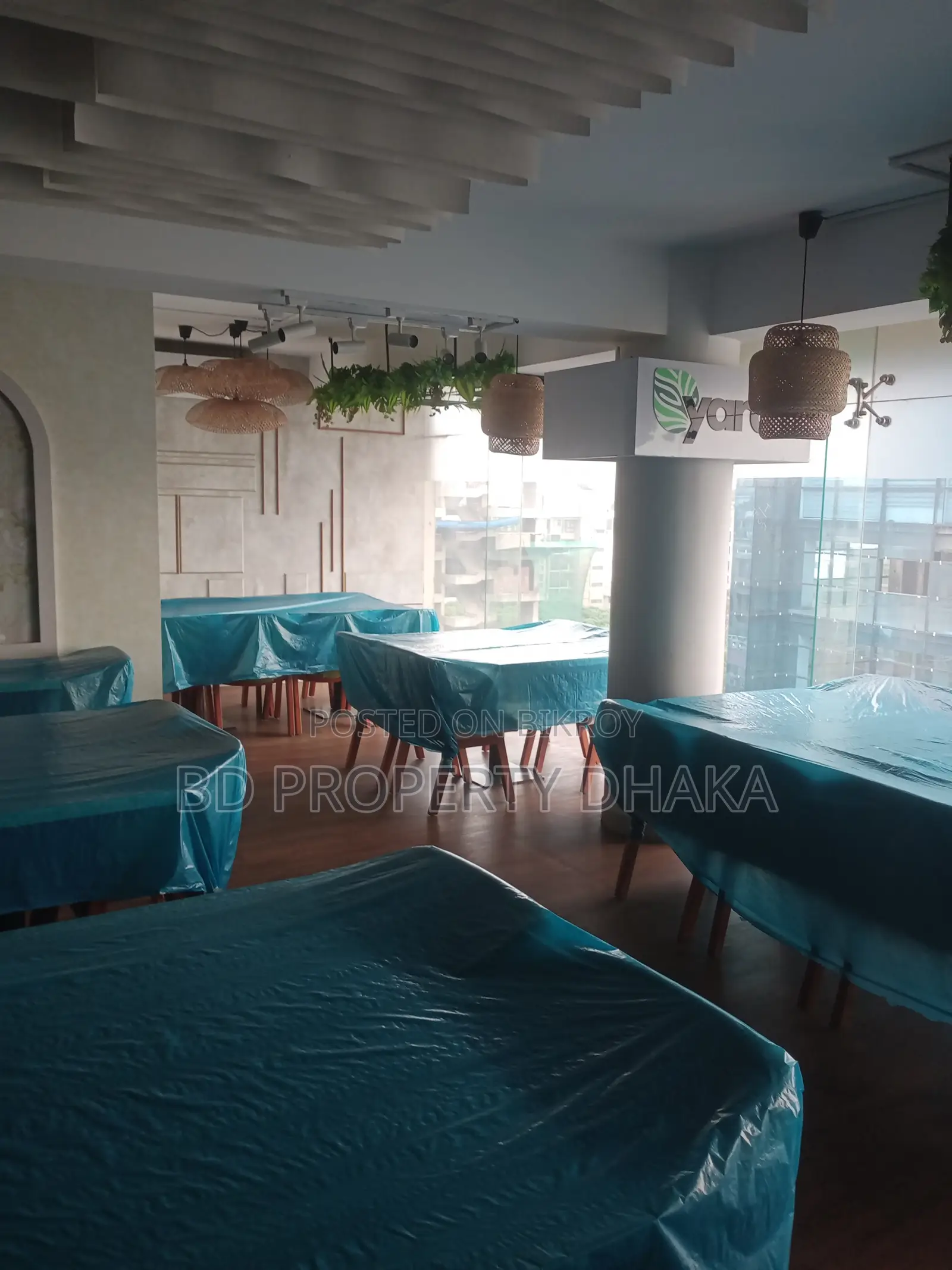 2800 sq ft Commercial Space with Decorations Available