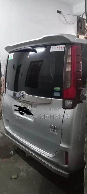 Toyota Noah 2014