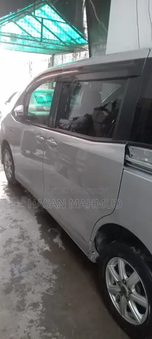 Toyota Noah 2014