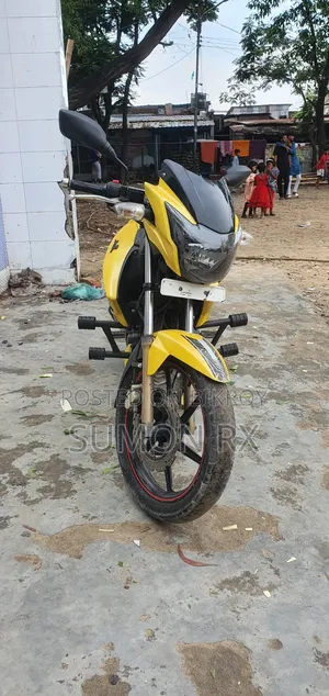 TVS Apache RTR 160 2V 2022 Yellow