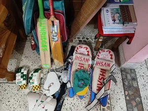বামহাতি ব্যাটসম্যানের জন্য ক্রিকেট কিট সেমি-নিউ, হেলমেট নেই