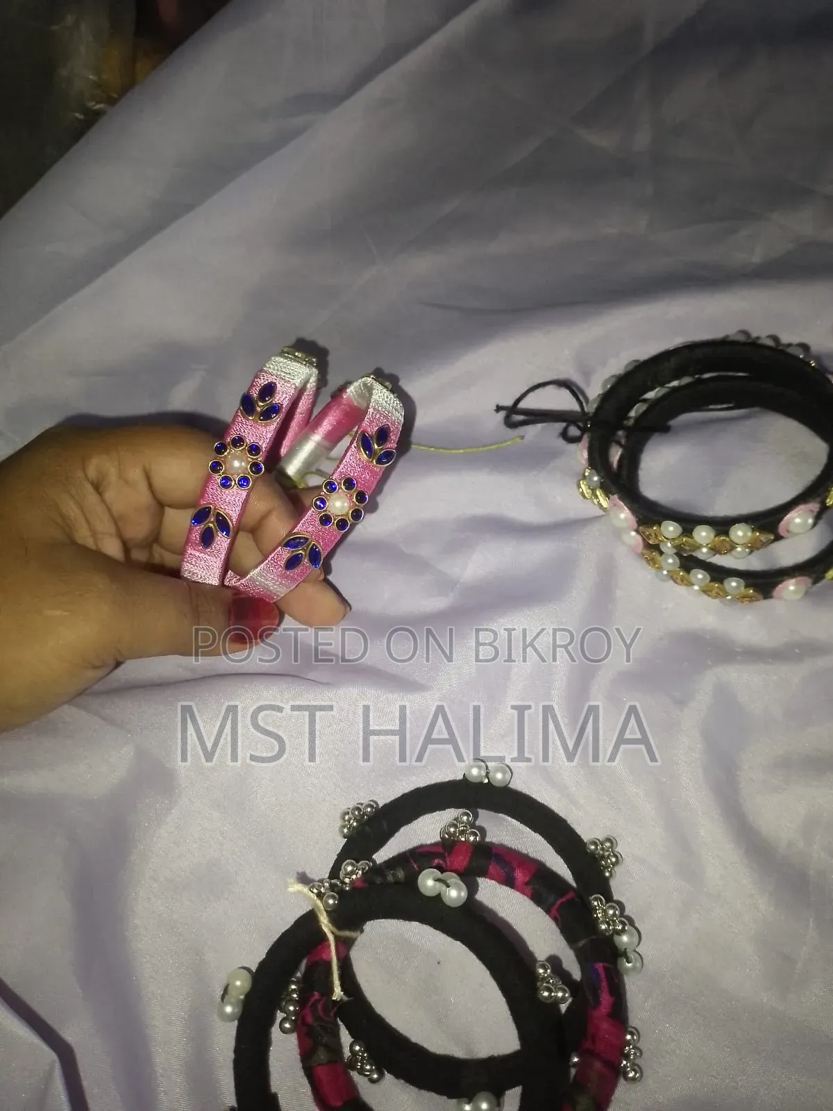 হাতে তৈরি গহনা