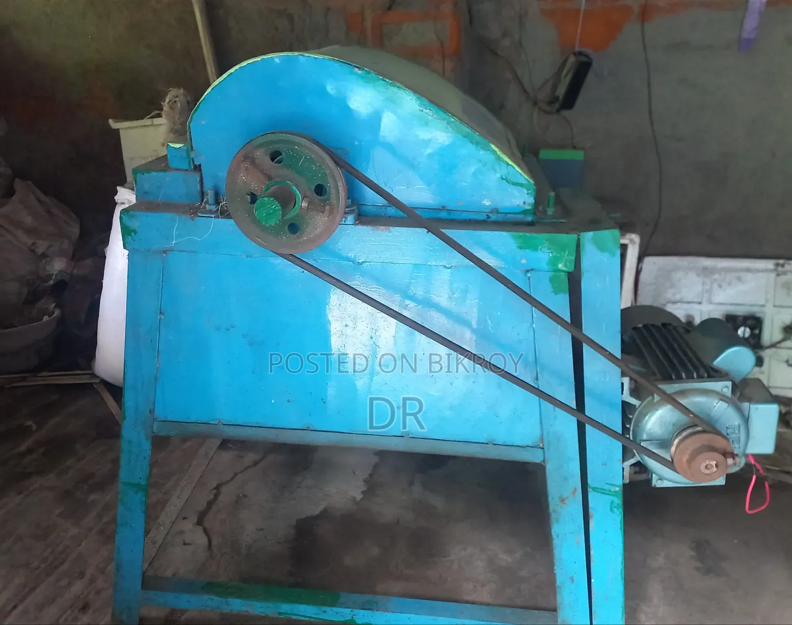 Fiber extraction machine for banana trees and water hyacinth