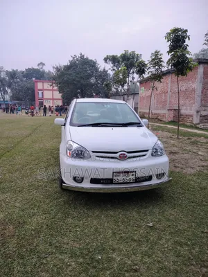 টয়োটা প্ল্যাটজ ২০০৫ পার্ল