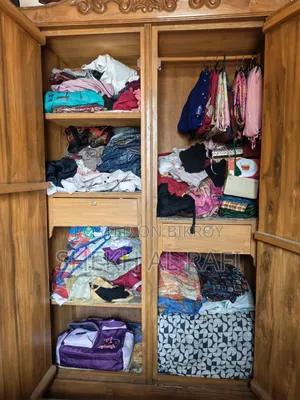 সেগুন কাঠের আলমারি।