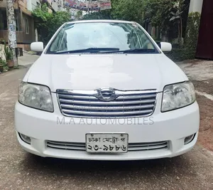 টয়োটা করোলা ২০০৫ সাদা