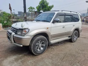 টয়োটা ল্যান্ড ক্রুজার সিগনাস ৪.৭ ২০০০ সাদা