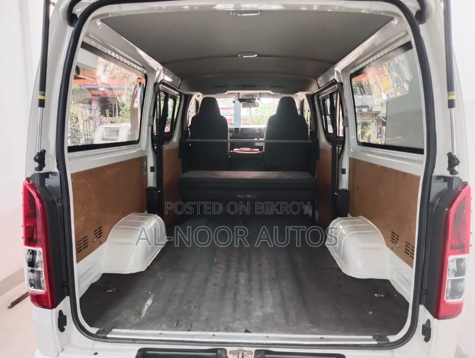 Toyota HiAce 2021 White