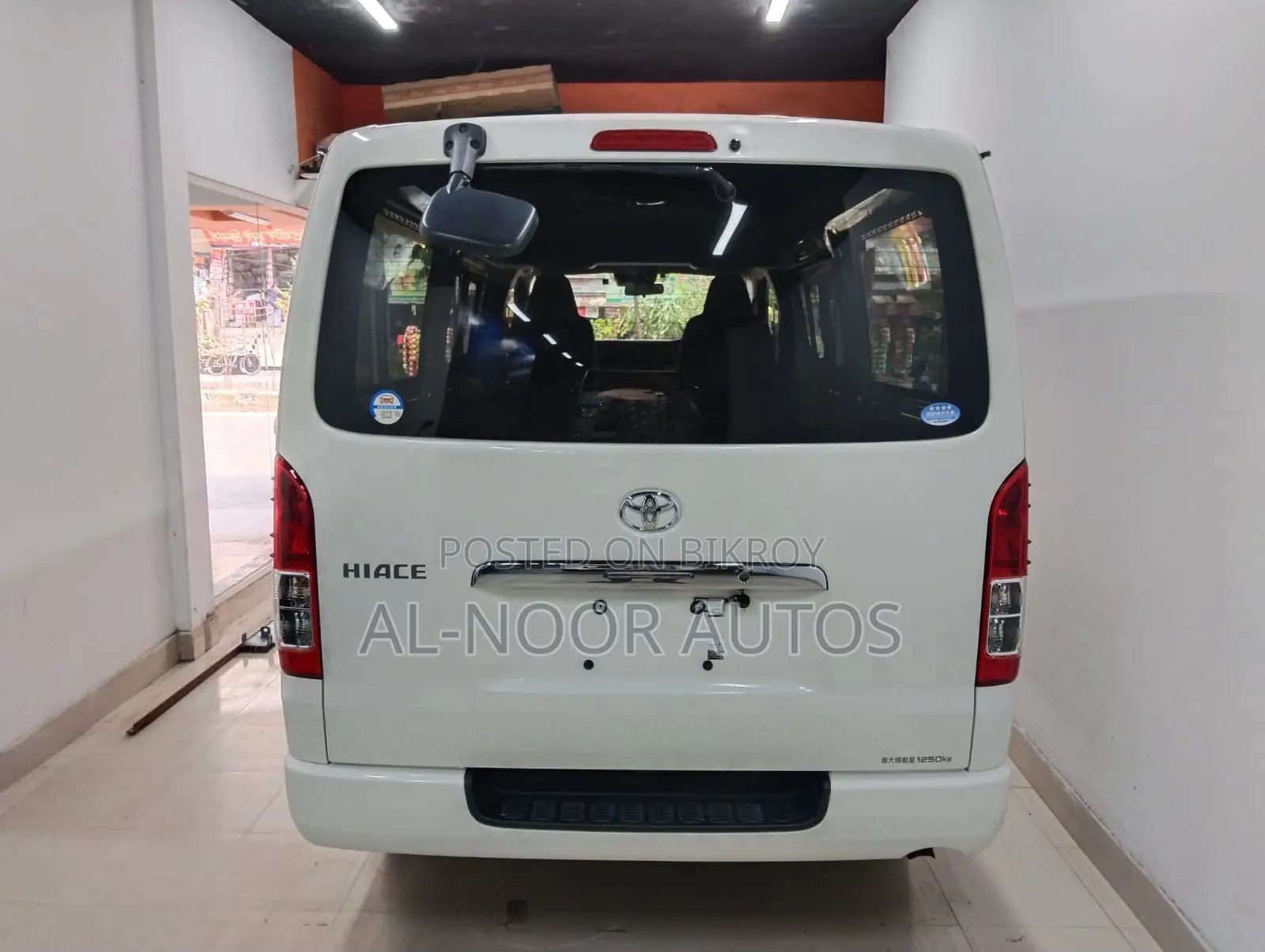 Toyota HiAce 2021 White