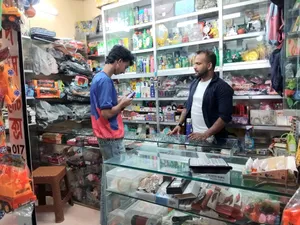 কসমেটিকস এর রানিং দোকানের ডেকোরেশন ও মালামাল সহ বিক্রি হবে