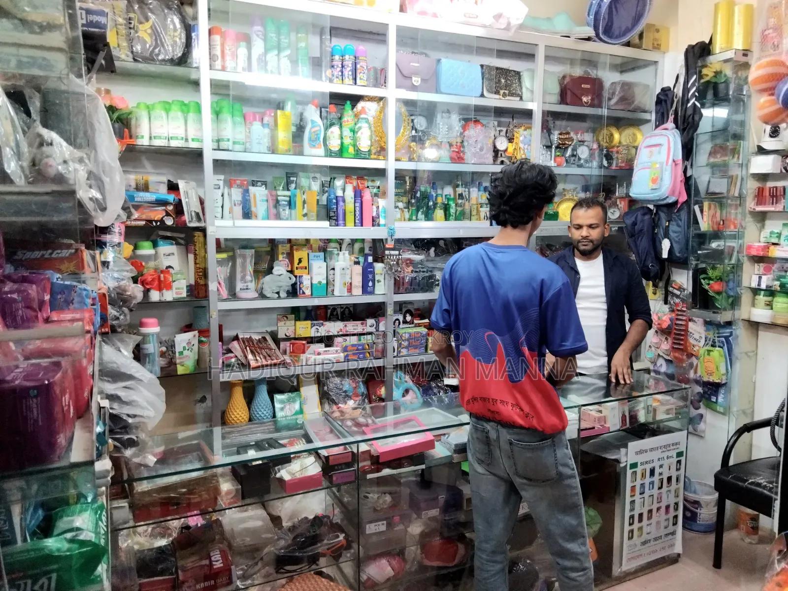 কসমেটিকস এর রানিং দোকানের ডেকোরেশন ও মালামাল সহ বিক্রি হবে