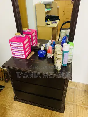 ড্রেসিং টেবিল এবং শেলফ