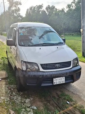 টয়োটা নোয়া ২০০৫ সাদা