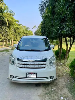 Toyota Voxy 2010