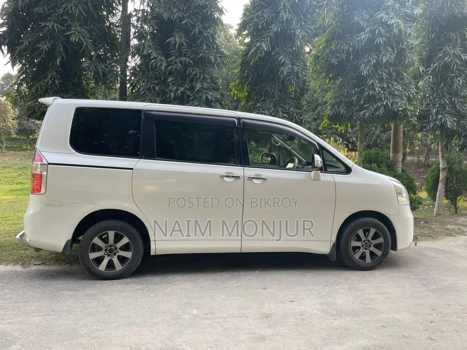 Toyota Voxy 2010