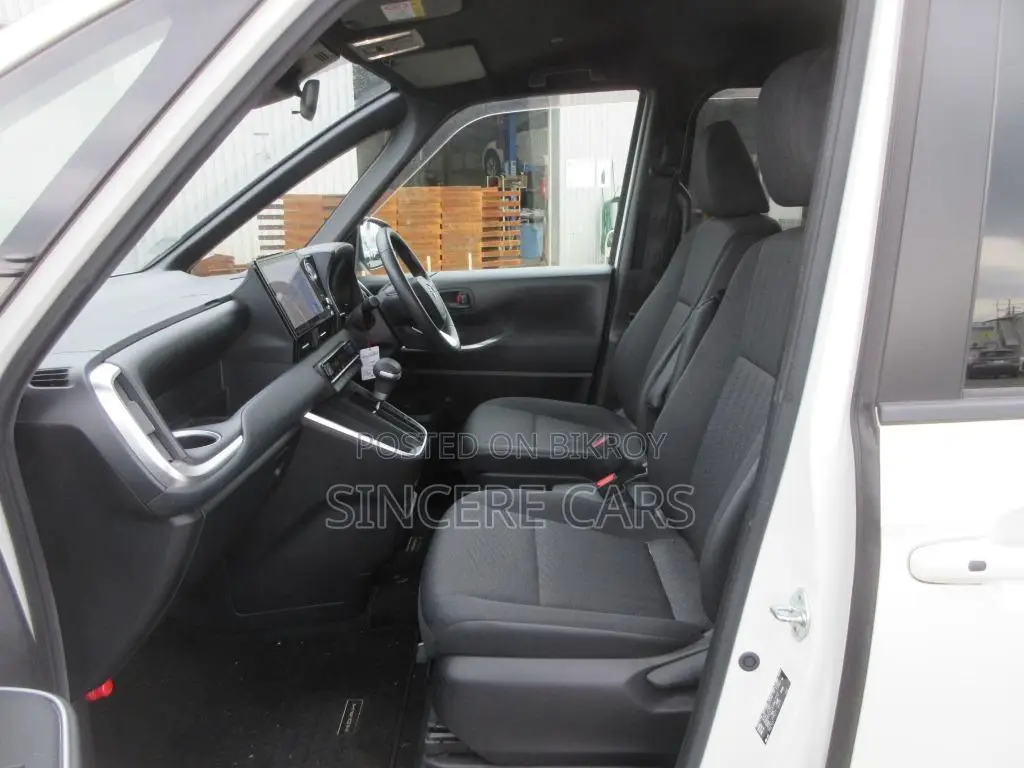 Toyota Noah 2022 White