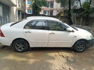টয়োটা করোলা ২০০৫ সাদা